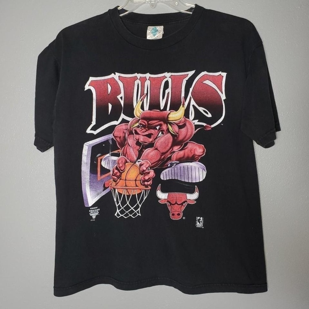 Vintage Chicago Bulls Benny the Bull dunking basketball black tshirt. Champ L